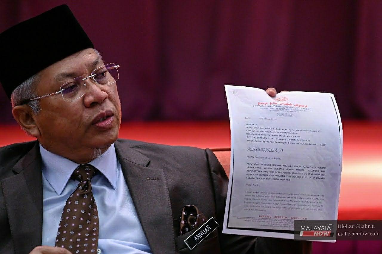 Annuar Musa memegang salinan surat yang didakwa ditulis oleh Presiden Umno Ahmad Zahid Hamidi  dan Najib Razak kepada Agong untuk menyokong Anwar Ibrahim sebagai perdana menteri.