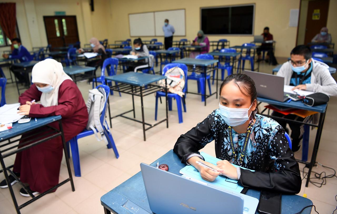 Beberapa pelajar Kolej Matrikulasi Negeri Sembilan mengikuti pembelajaran secara maya di dalam kelas dengan mengamalkan penjarakan fizikal. Gambar: Bernama