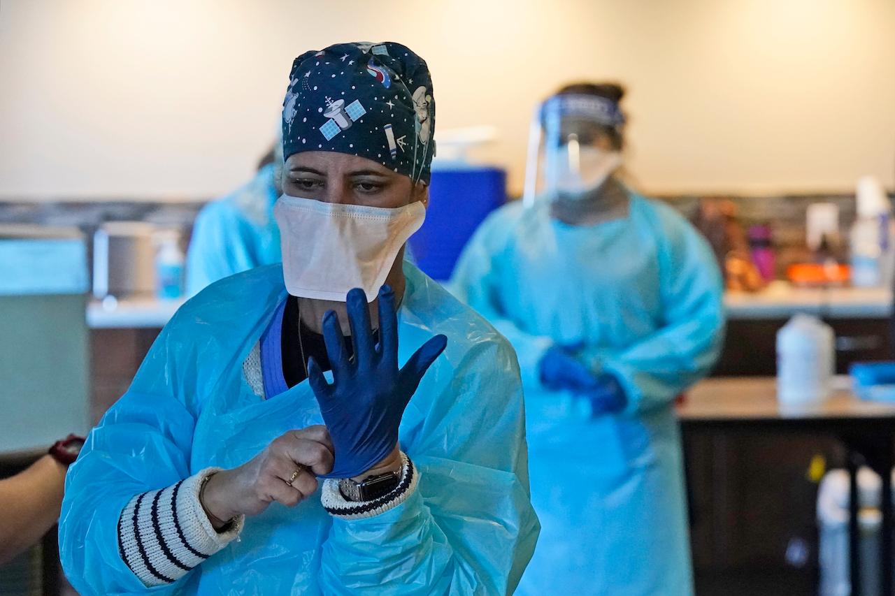 Healthcare workers prepare to inoculate people with the Covid-19 vaccine in Florida, Jan 6. Photo: AP