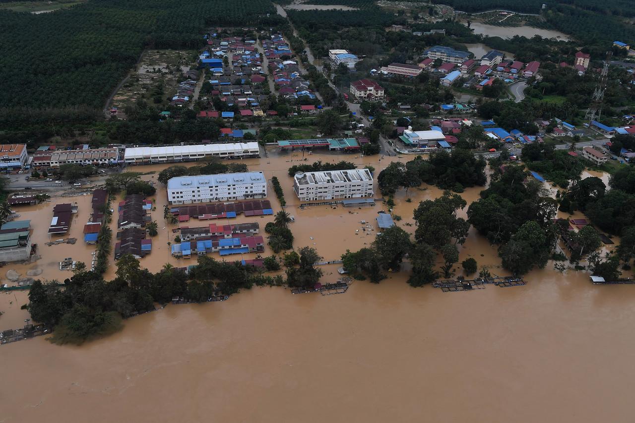 Pemandangan udara menunjukkan sebahagian Bandar Temerloh dan kawasan sekitar yang dilanda banjir akibat limpahan air dari Sungai Pahang. Gambar: Bernama