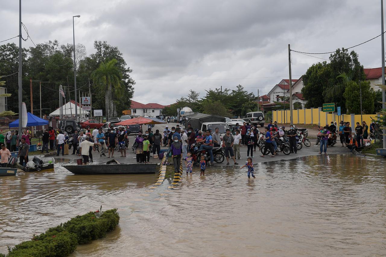 The main road connecting Temerloh and Mentakab in Pahang flooded for 5km yesterday due to heavy rain. In Pahang alone, around 27,000 people have been evacuated in recent days. Photo: Bernama