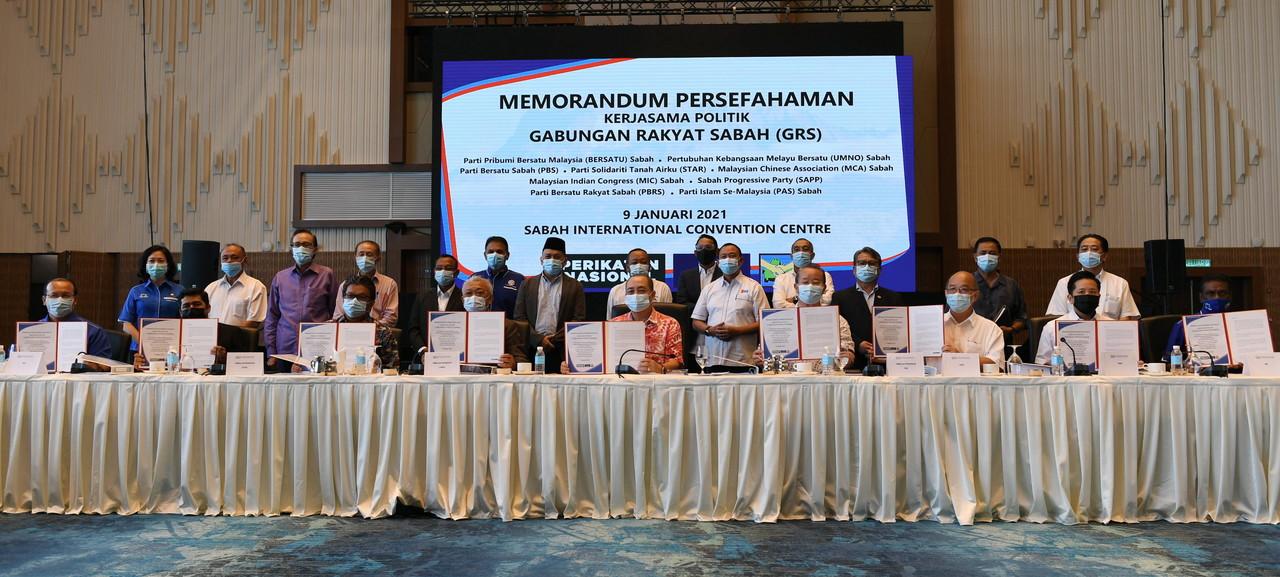 Parti-parti politik yang membentuk Gabungan Rakyat Sabah (GRS) hari ini menandatangani memorandum persefahaman (MoU) bagi mengekalkan kerjasama selain menolak campur tangan luar yang cuba menggugat gabungan itu.MoU tersebut ditandatangani oleh (duduk, dari kiri) Pengerusi MCA Sabah Lu Yen Tung, Setiausaha PAS Sabah Aliakbar Gulasan, Timbalan Presiden Star Ellron Alfred Angin, Pengerusi Barisan Nasional Sabah Bung Moktar Radin, Pengerusi Bersatu Sabah Hajiji Noor, Timbalan Presiden PBS Radin Malleh, Presiden SAPP Yong Teck Lee, Timbalan Presiden PBRS Arthur Joseph Kurup, dan Pengerusi MIC Sabah Peer Muhamad. Gambar: Bernama