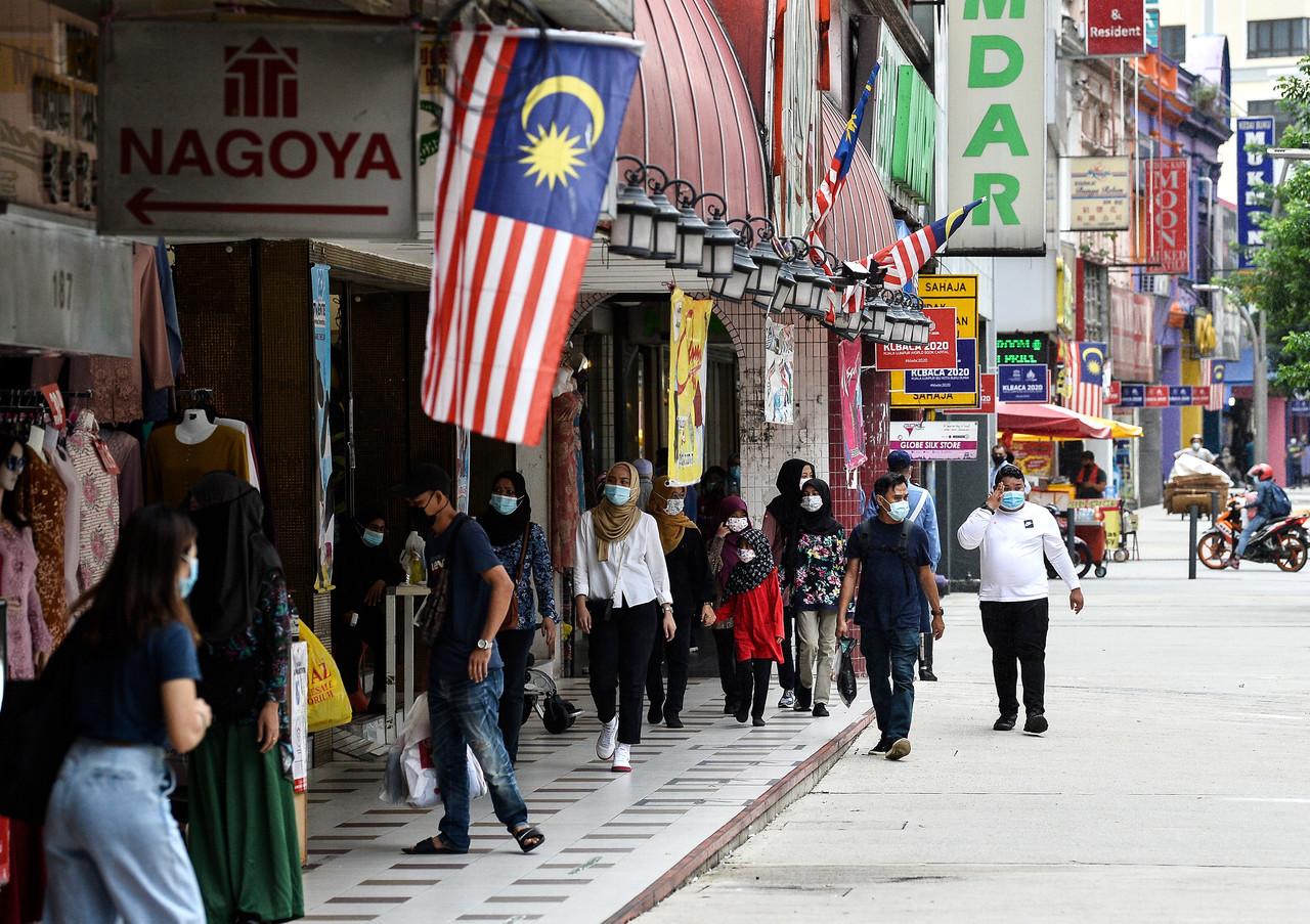 Pedestrians in Kuala Lumpur wear face masks to ward off the spread of Covid-19. Photo: Bernama