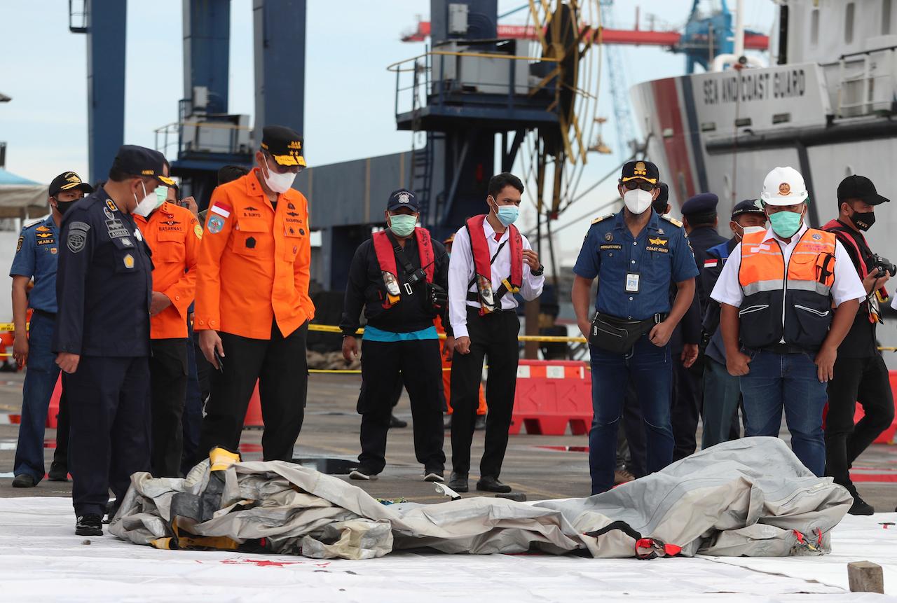 Rescuers inspect debris found in the waters around the location where a Sriwijaya Air passenger jet lost contact with air traffic controllers shortly after take-off, at the search and rescue command centre at Tanjung Priok Port in Jakarta, Indonesia, Jan 10. Photo: AP