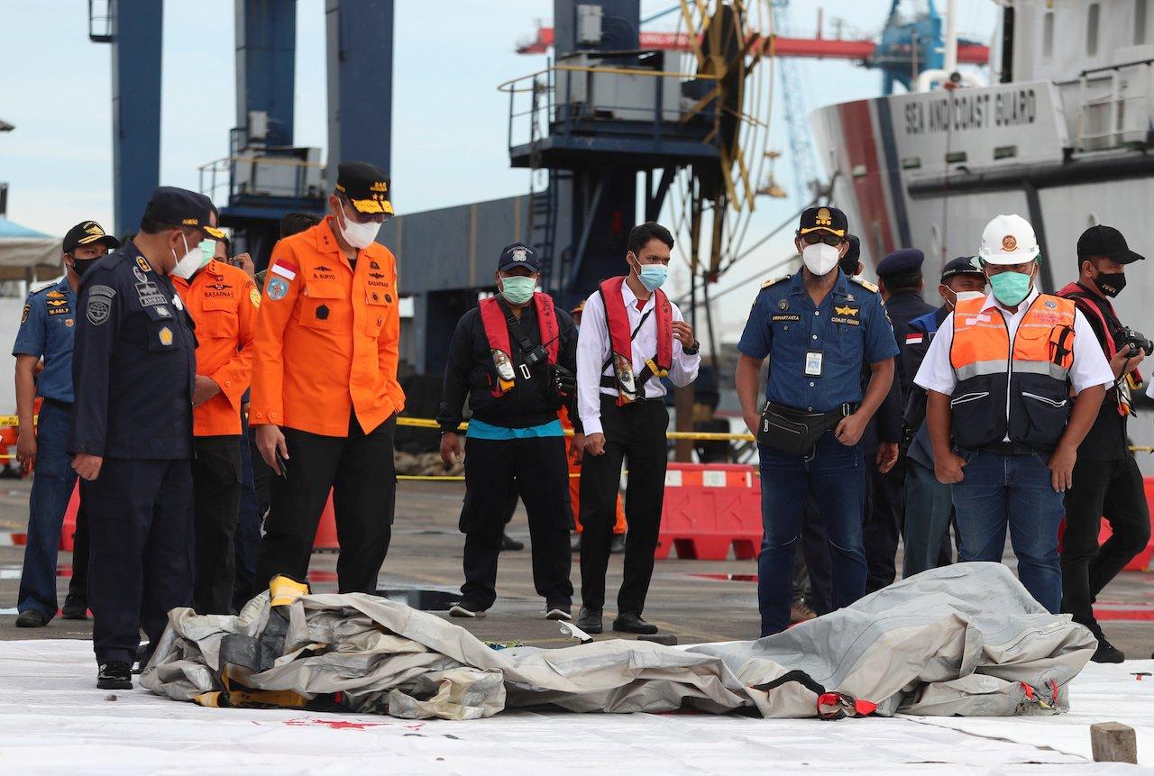 Pihak berkuasa membuat pemeriksaan terhadap penemuan di luar pesisir Jakarta, hari ini. Gambar: AFP