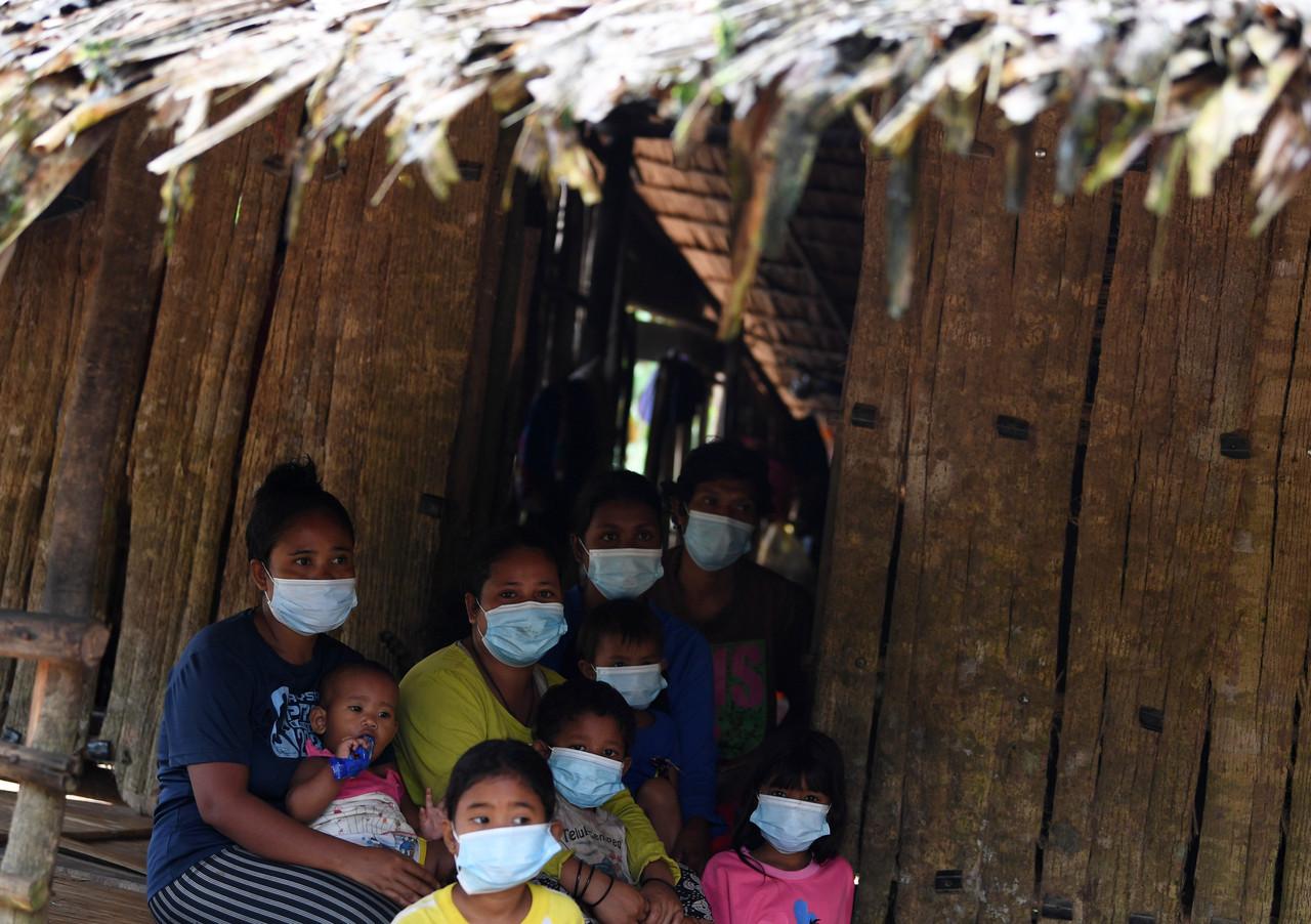 An Orang Asli family in Kampung Sungai Mas, Sungai Lembing in Kuantan wear masks to prevent the spread of Covid-19 in their village. Photo: Bernama