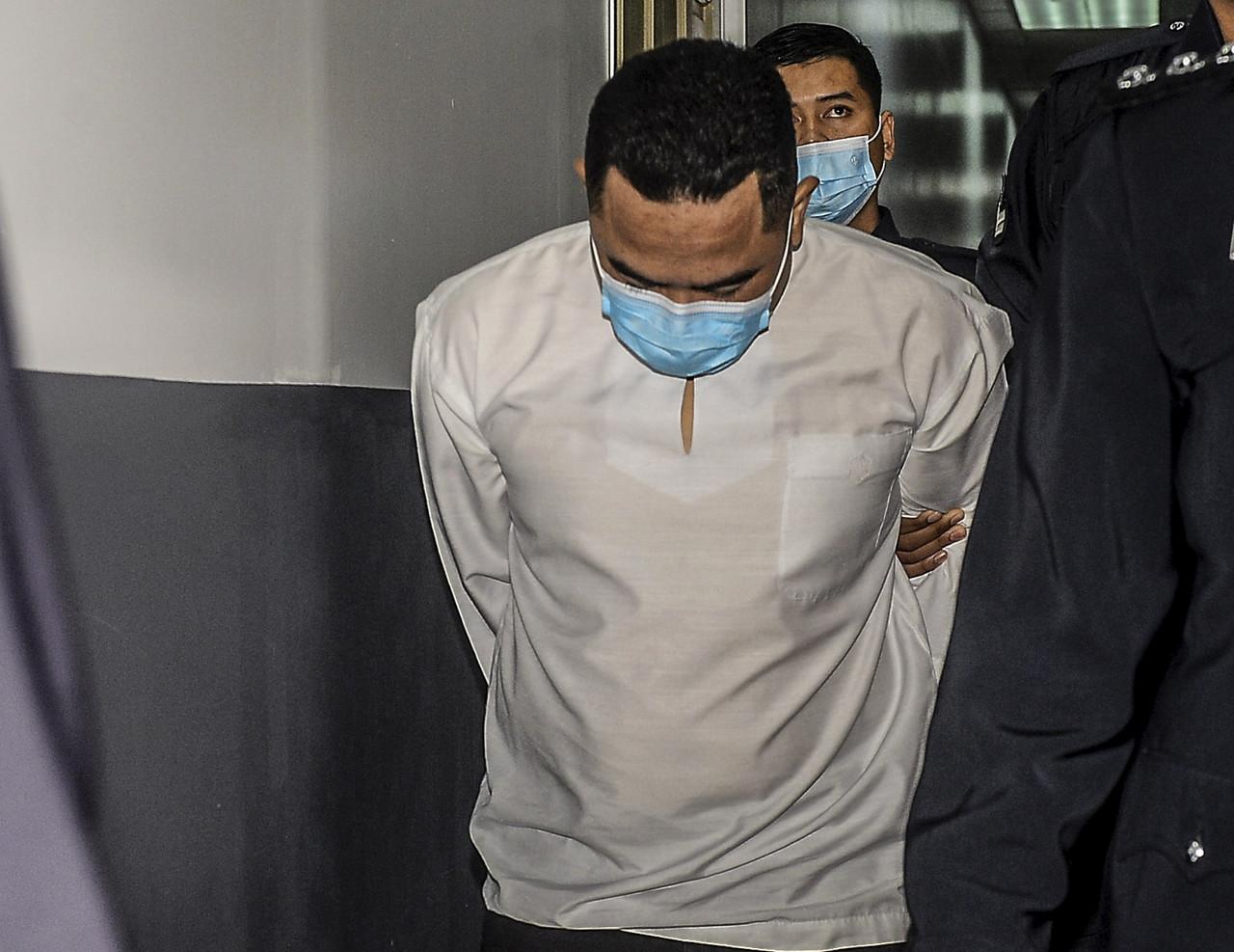 Seorang peniaga mengaku tidak bersalah di Mahkamah Sesyen hari ini, terhadap satu pertuduhan membabitkan aktiviti pengubahan wang haram berjumlah RM2.45 juta, dengan mengaku sebagai seorang kerabat diraja Johor, dua tahun lepas. Gambar: Bernama