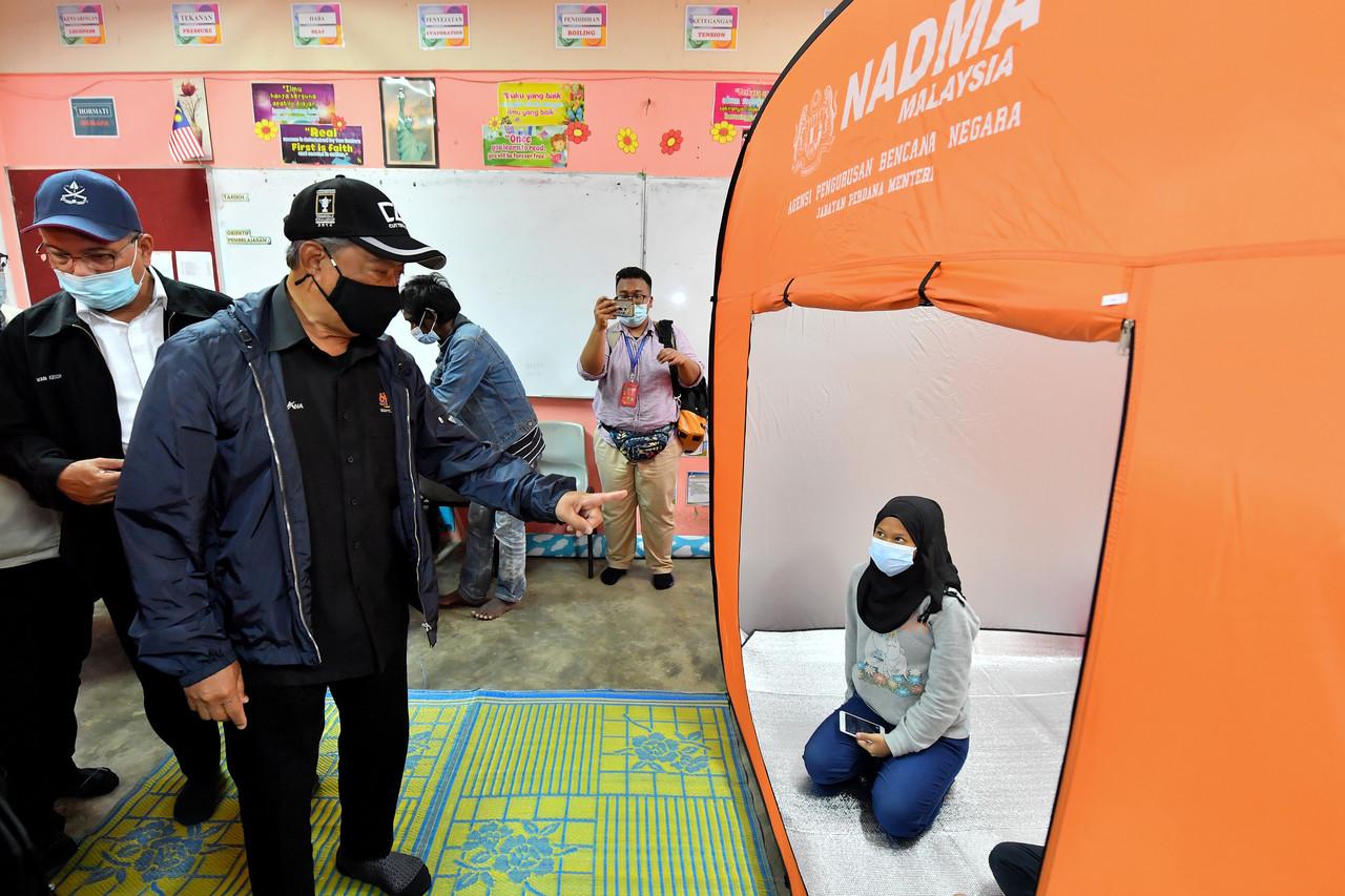 Perdana Menteri Muhyiddin Yassin ketika beramah mesra bersama sebahagian mangsa banjir di Pusat Pemindahan Sementara (PPS) di Sekolah Menengah Kebangsaan (SMK) Seberang Temerloh, Pahang semalam. Gambar: Bernama