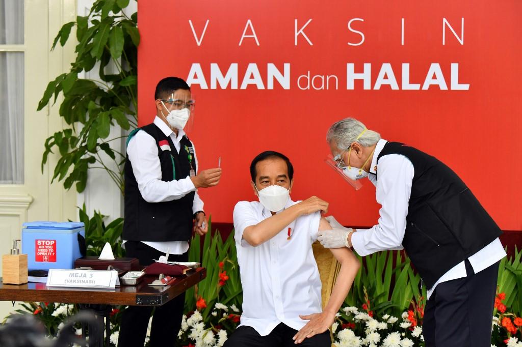 Jokowi menerima suntikan pertama vaksin Covid-19 di Istana Presiden di Bogor. Gambar: AFP
