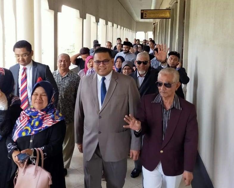 Bekas Anggota Majlis Tertinggi Umno Lokman Noor Adam (dua dari kanan). Gambar: Facebook