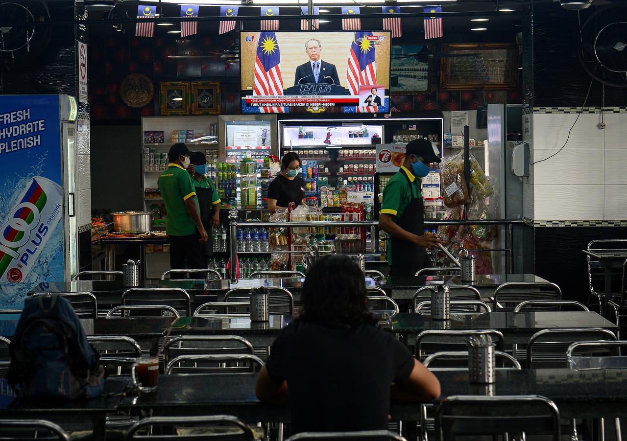 Perutusan khas darurat oleh Perdana Menteri Muhyiddin Yassin disiarkan secara langsung menerusi stesen televisyen tempatan pada Selasa lalu. Gambar: Bernama