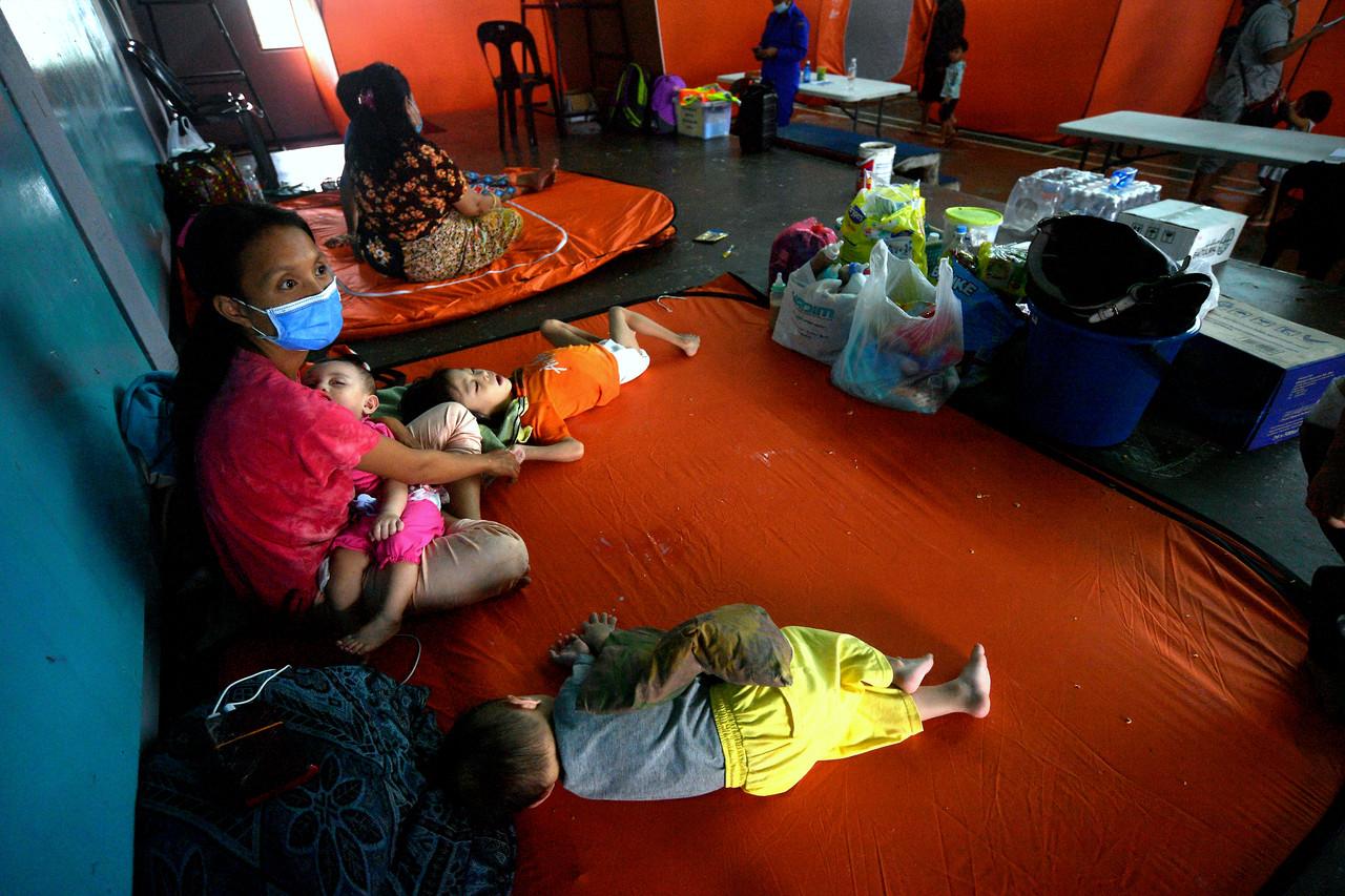 Flood victims wait at a temporary relief centre in Kuching, Jan 14. Thousands have been evacuated in Sarawak as the flood situation continues for the third day. Photo: Bernama