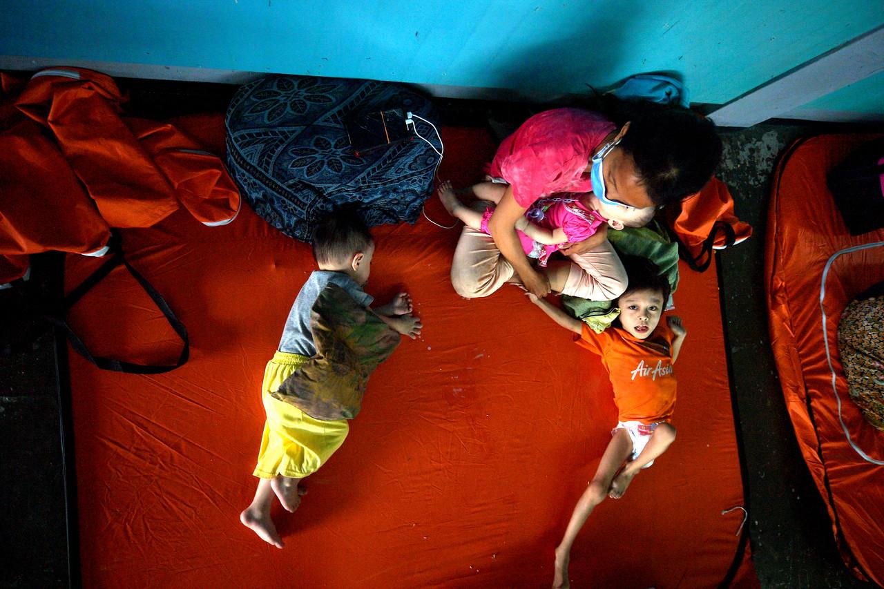 A family takes shelter at a temporary relief centre in Kuching, Sarawak after being evacuated from their home due to the floods in the state. Photo: Bernama