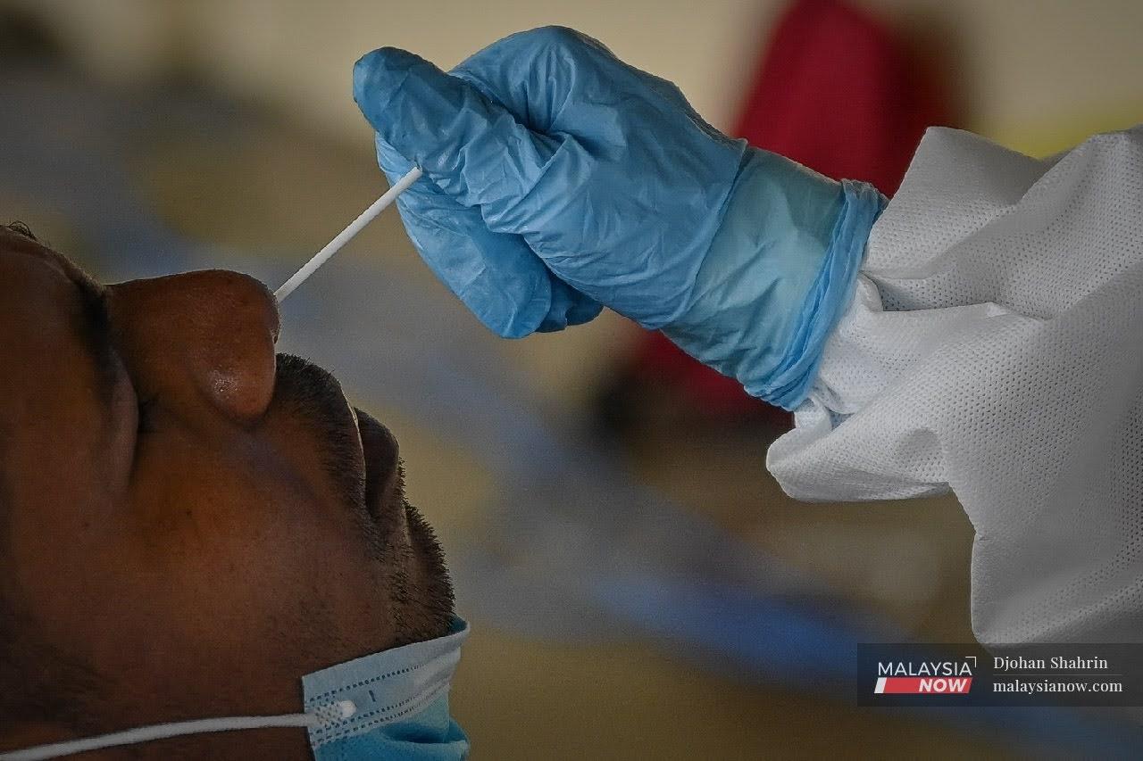 Seorang warga asing melakukan ujian saringan Covid-19 di Klinik Laurent Bleu USCI di Taman Connaught, Cheras.