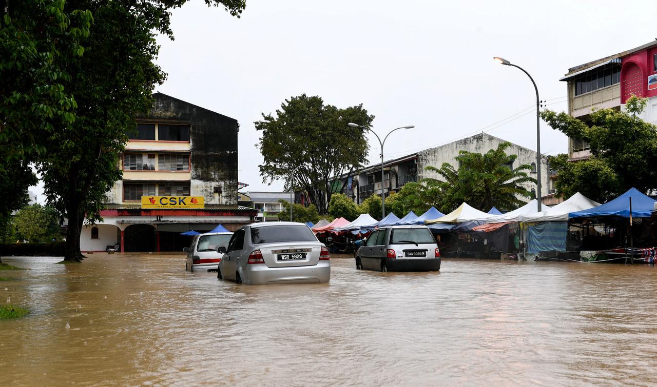 Pekan Donggongon Penampang di Sabah mula dinaiki air setelah hujan lebat berterusan sejak semalam. Gambar: Bernama