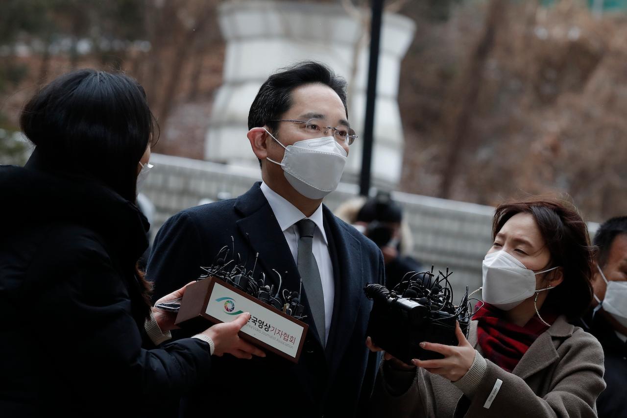 Samsung Electronics vice-chairman Lee Jae-yong is questioned by reporters upon his arrival at the Seoul High Court in Seoul, South Korea, Jan 18. Photo: AP