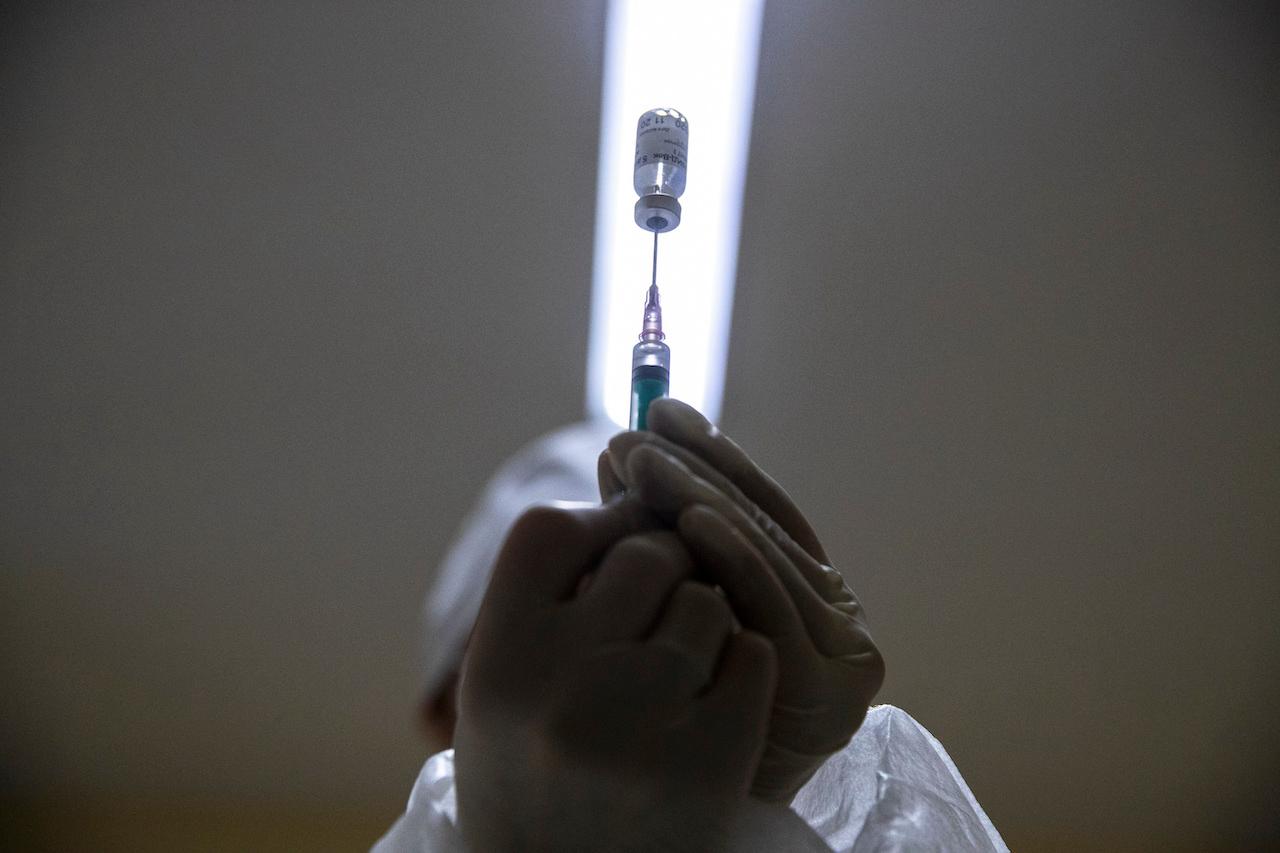 A medical worker prepares a shot of Russia's Sputnik V coronavirus vaccine in Moscow, Russia, Dec 30, 2020. Russia's health ministry has allowed the domestically designed coronavirus vaccine to be given to people older than 60. Photo: AP