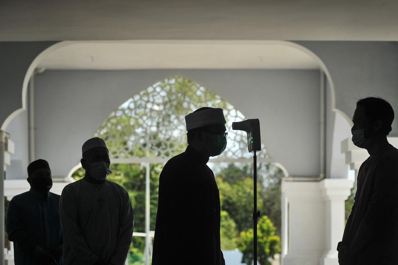 Bagi solat fardu pula, hanya lima pegawai atau ahli jawatankuasa masjid dan surau dibenarkan mendirikan solat secara berjemaah. Gambar: Bernama