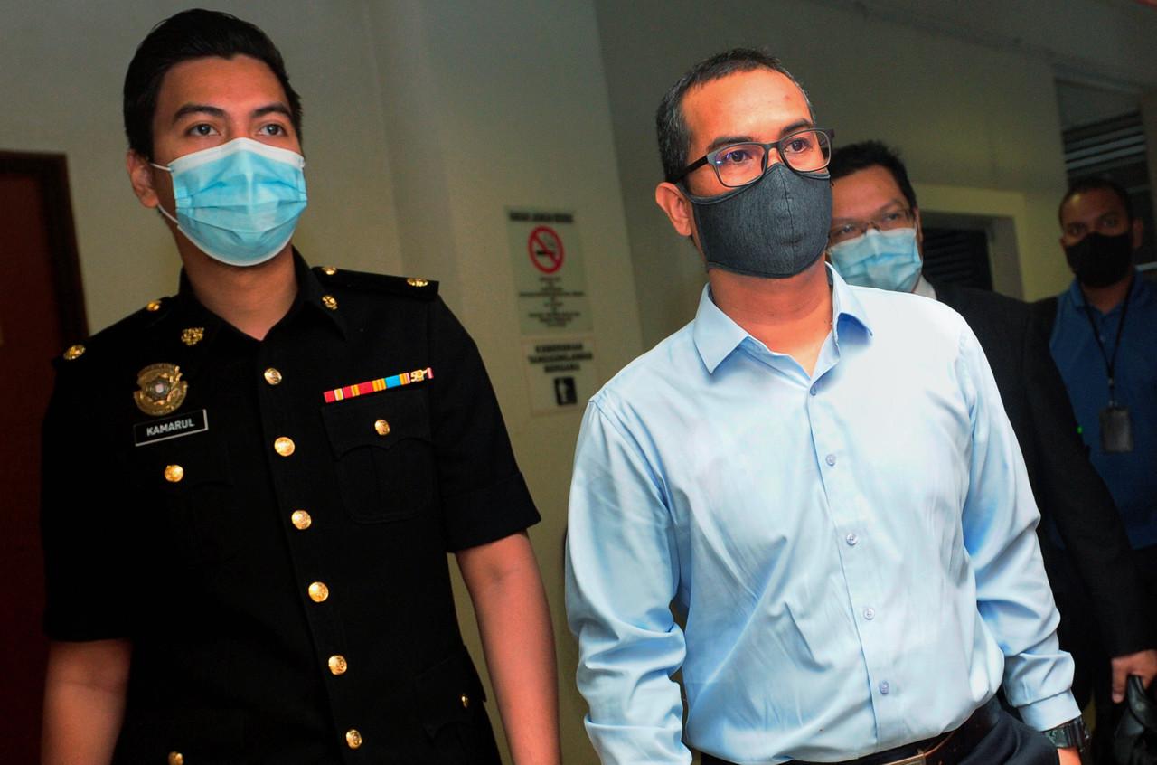 Bekas ketua penolong setiausaha kanan sebuah kementerian, Shahrulzaman Jaafar, 43 (tengah) mengaku tidak bersalah di Mahkamah Sesyen di Shah Alam hari ini atas dua pertuduhan menerima suapan RM100,000, berhubung pemberian tender pembekalan dan penghantaran baja bio kepada sebuah syarikat, tahun lepas. Gambar: Bernama