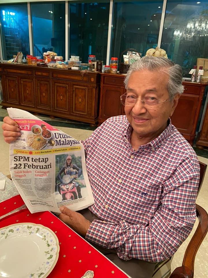 Dr Mahathir Mohamad bergambar bersama akhbar hari ini bagi membuktikan beliau sihat dan berada di rumah. Gambar: Facebook
