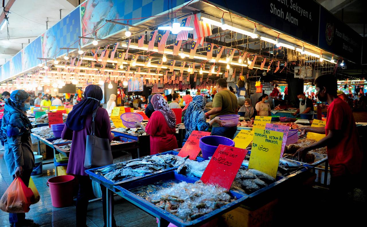 Customers queue according to health SOPs at the Section 6 market in Shah Alam, Jan 24. Photo: Bernama