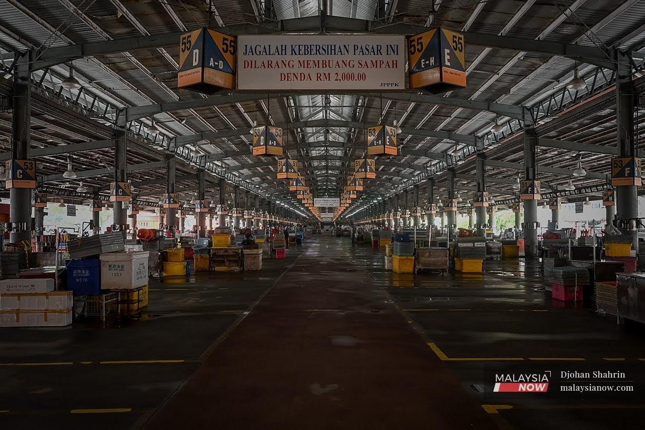 Kosong. Pasar Borong Kuala Lumpur yang diarahkan tutup dari 21 hingga 24 Januari selepas sejumlah peniaga dan pekerja pasar tersebut didapati positif Covid-19.