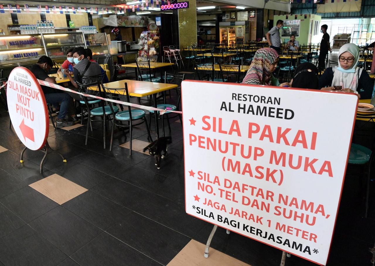 Restoran Al Hamed di Pasar Borong Pandan di Johor Bahru meletak papan tanda untuk mengingatkan para pelanggannya mematuhi Prosedur Operasi Standard (SOP) yang ditetapkan bagi mencegah penularan wabak Covid-19. Gambar: Bernama