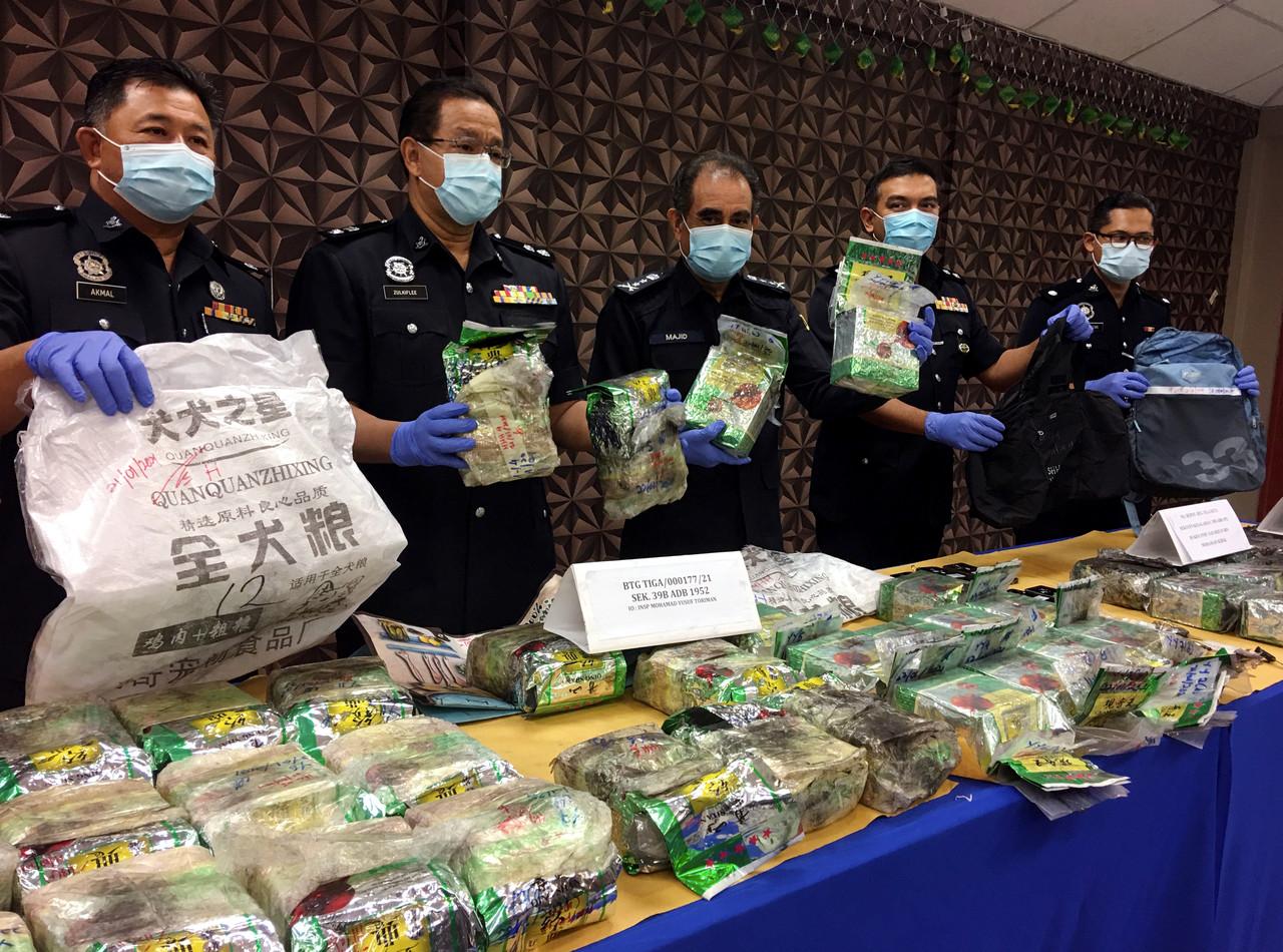 Ketua Polis Melaka, Abdul Majid Mohd Ali (tengah) menunjukkan sebahagian daripada dadah jenis syabu bernilai RM2.08 juta pada sidang akhbar di Ibu Pejabat Polis Kontinjen (IPK) Melaka hari ini. Gambar: Bernama