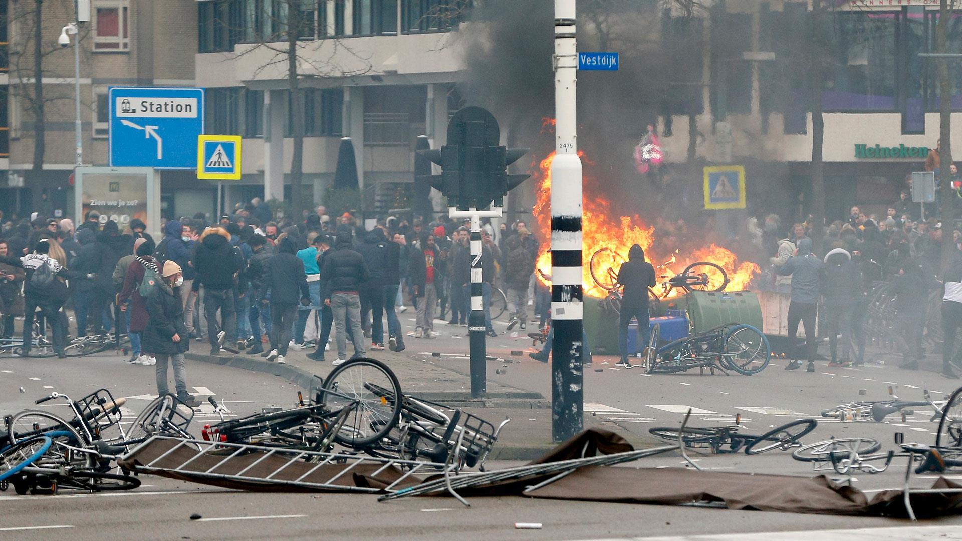 Tunjuk perasaan membantah sekatan pergerakan di Belanda bertukar menjadi ganas. Gambar: Facebook