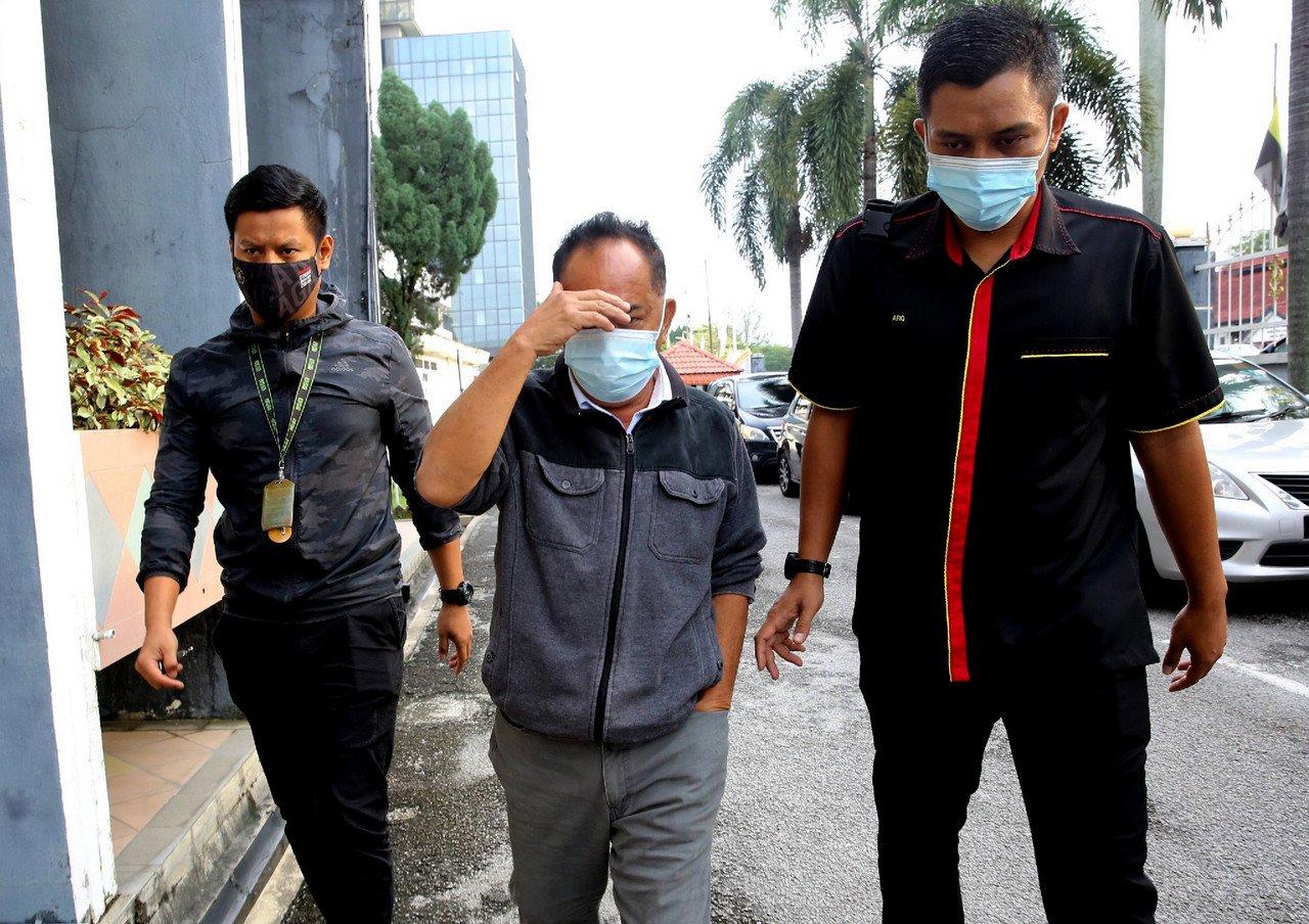 Anggota polis marin berpangkat koperal Zubairi Abdul Mutalib, 60, (tengah) yang dituduh atas 43 pertuduhan menerima rasuah semalam, didakwa atas 101 lagi pertuduhan di Mahkamah Sesyen Ipoh hari ini membabitkan jumlah suapan lebih RM 243,000. Tertuduh bagaimanapun mengaku tidak bersalah dan minta dibicarakan atas kesemua pertuduhan yang dibacakan serentak, bersama 101 pertuduhan pilihan di hadapan Hakim S. Indra Nehru. Gambar: Bernama