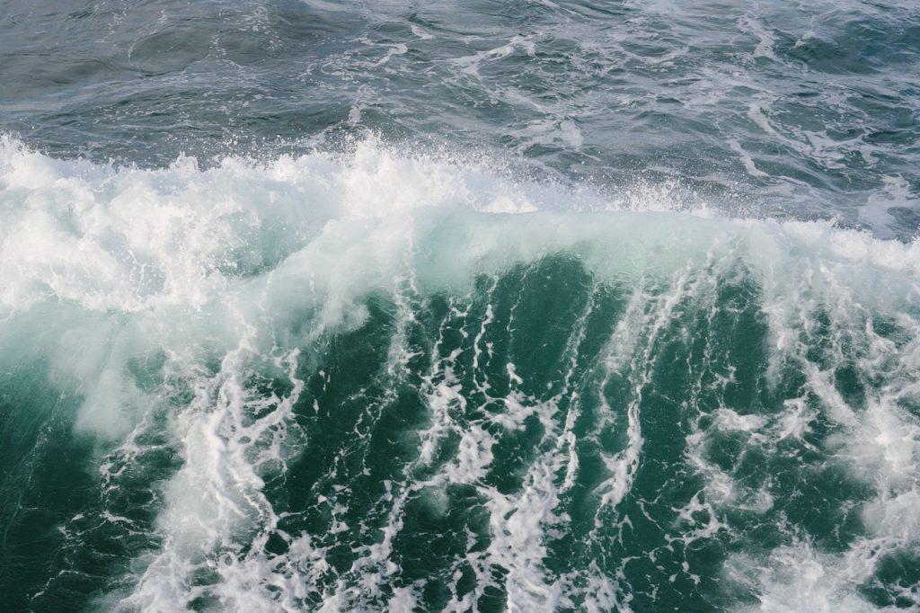 Laut bergelora di perairan Bahamas menyebabkan bot laju yang membawa penumpang terbalik. Gambar: Pexels