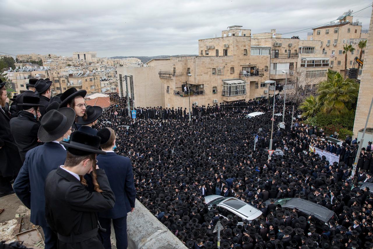 Thousands of ultra-Orthodox Jews participate in funeral for prominent rabbi Meshulam Soloveitchik in Jerusalem, Jan 31. Photo: AP