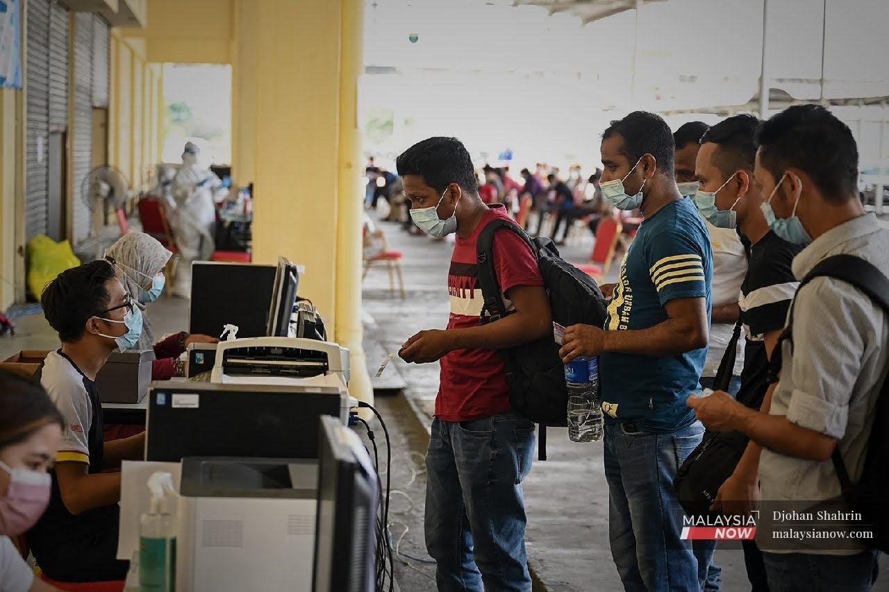 Pakar menggesa supaya pekerja warga asing turut tidak dikecualikan diberi suntikan vaksin Covid-19 di negara ini.