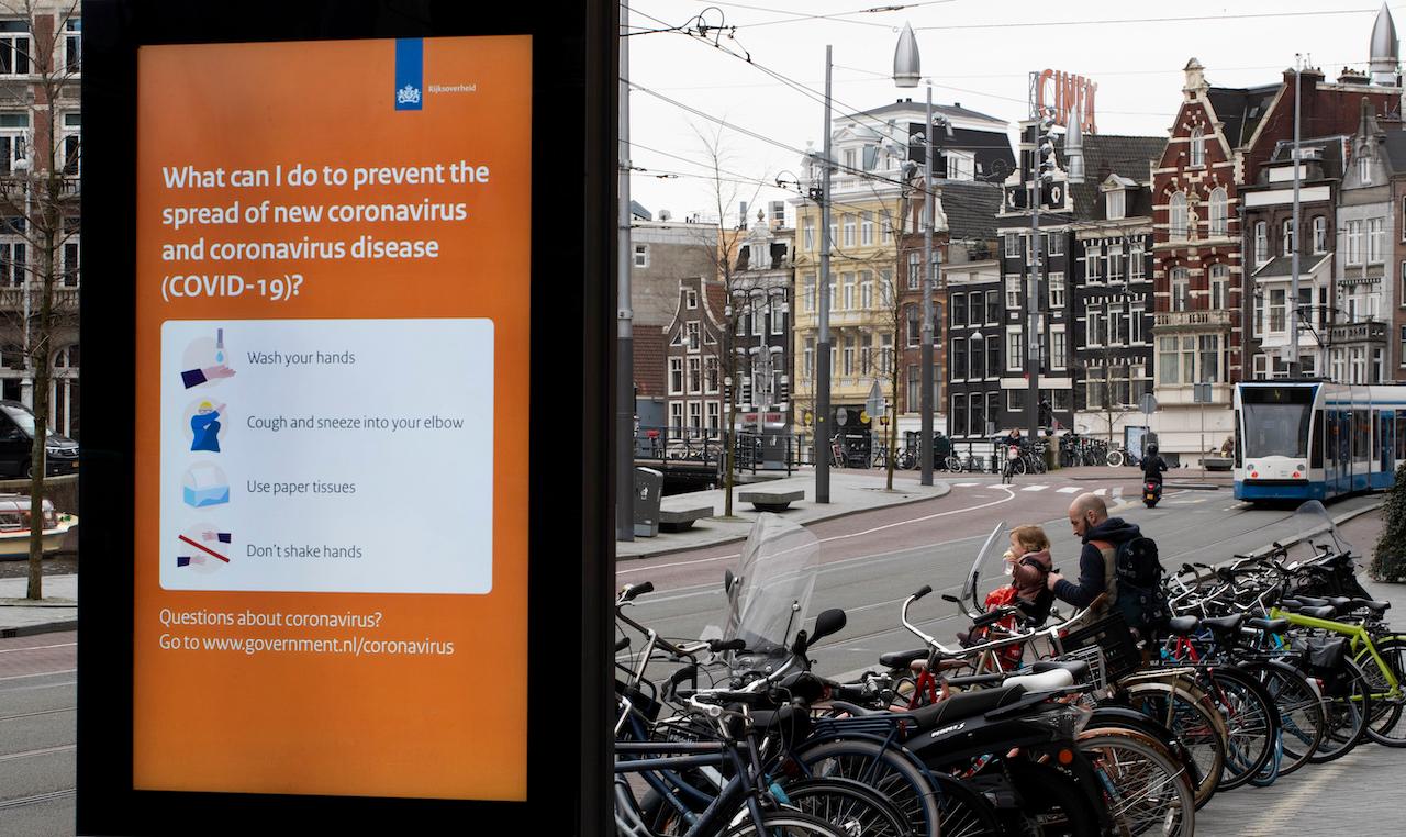 An electronic billboard gives guidelines on the prevention of the coronavirus in a near-empty city centre of Amsterdam, Netherlands, March 18, 2020. Photo: AP