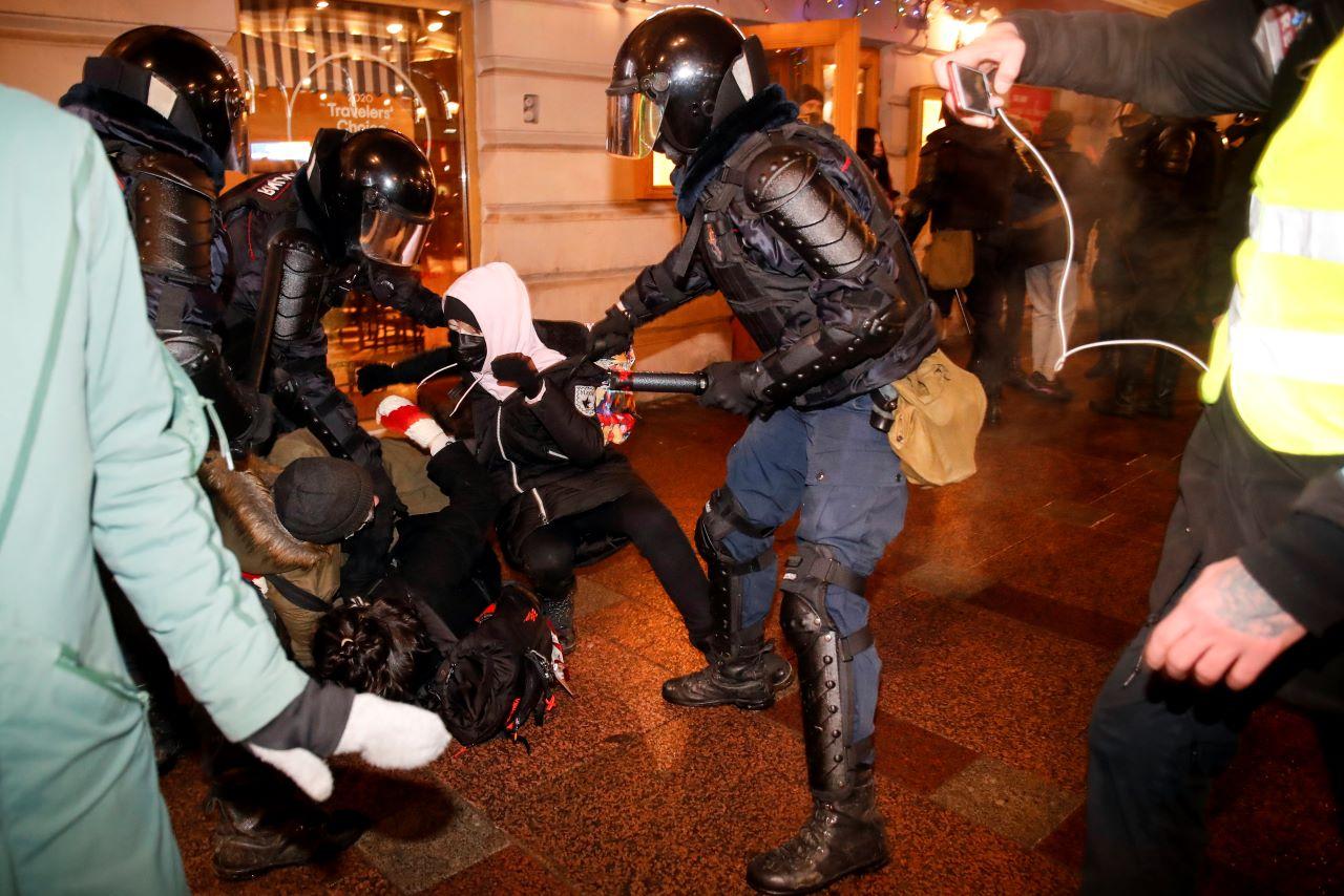 Police officers detain Navalny supporters during a protest in St Petersburg, Russia, Feb 2. Photo: AP