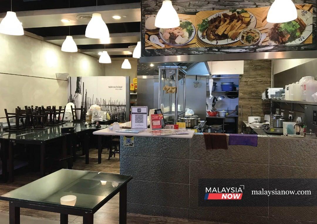 Meja-meja makan dan kerusi disusun di tepi bagi memberi laluan kepada pelanggan yang ingin membungkus makanan.