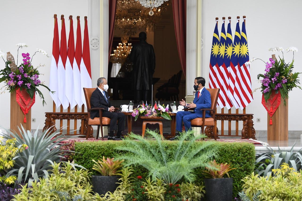 Perdana Menteri Malaysia Muhyiddin Yassin (kiri) bertemu Presiden Indonesia Joko Widodo (kanan) untuk mengadakan perbincangan empat mata di istana presiden, Istana Merdeka, di sini pada Jumaat. Gambar: Bernama