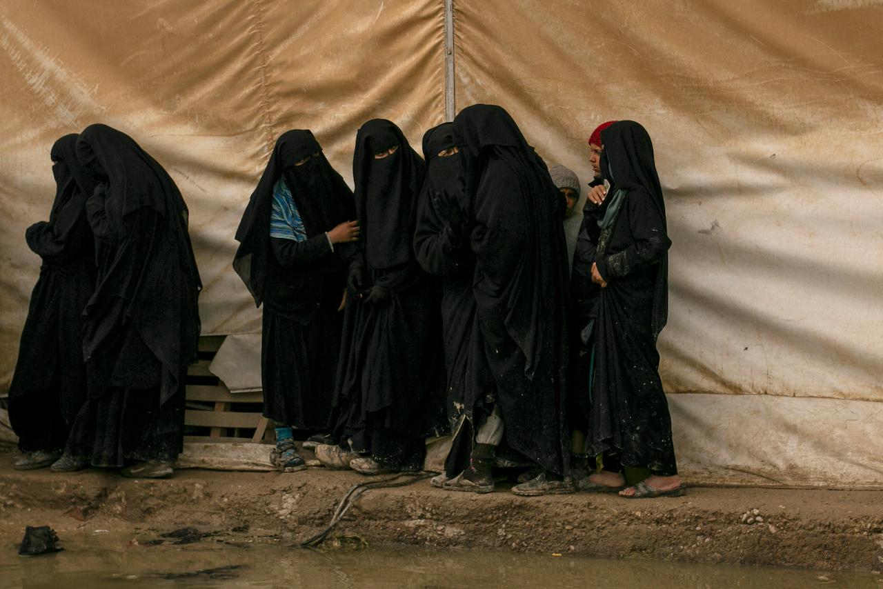 Women queue for aid supplies at al-Hol camp, home to Islamic State-affiliated families near Hasakeh, Syria, March 31, 2019. Photo: AP