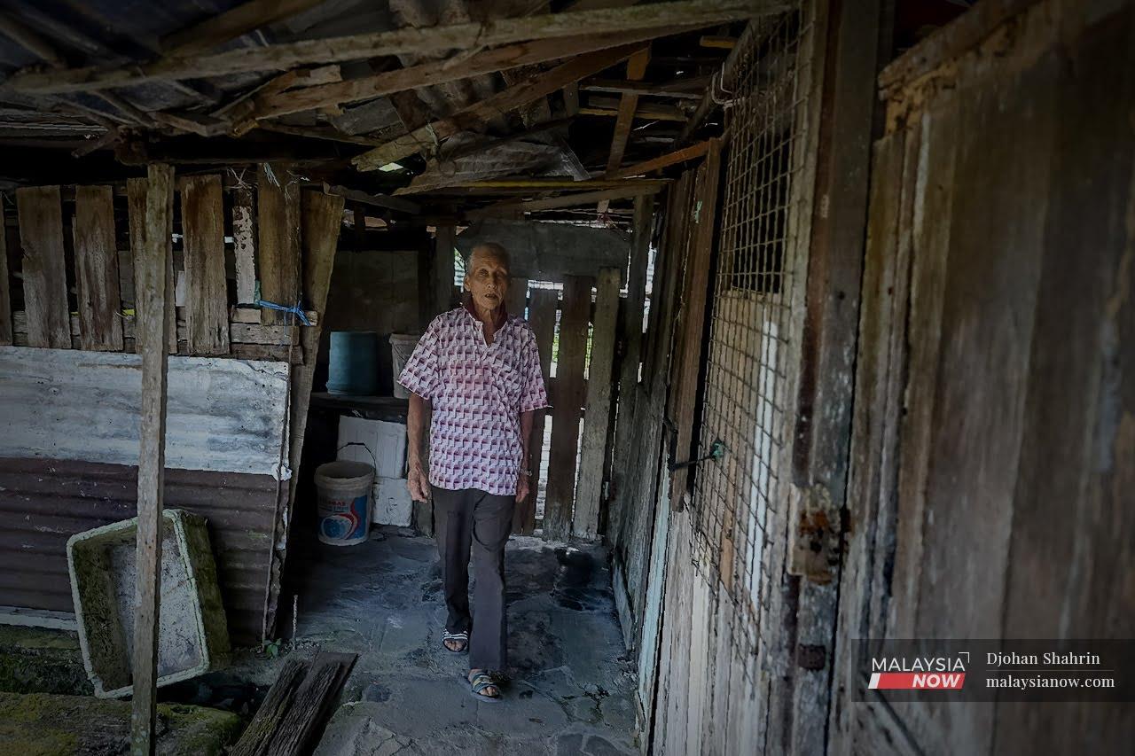 Lim Tiap Beng has lived alone for many years in his old wooden house in Kampung Kapitan, Jelebu.