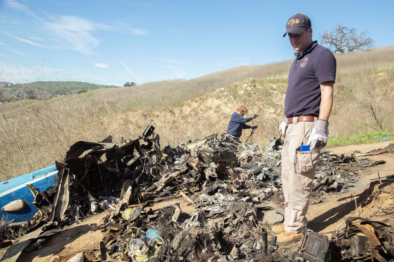 Investigators from the National Transportation Safety Board examine the wreckage of the helicopter crash that killed NBA legend Kobe Bryant, his daughter and six other passengers in this Jan 27, 2020 file photo. Photo: AP