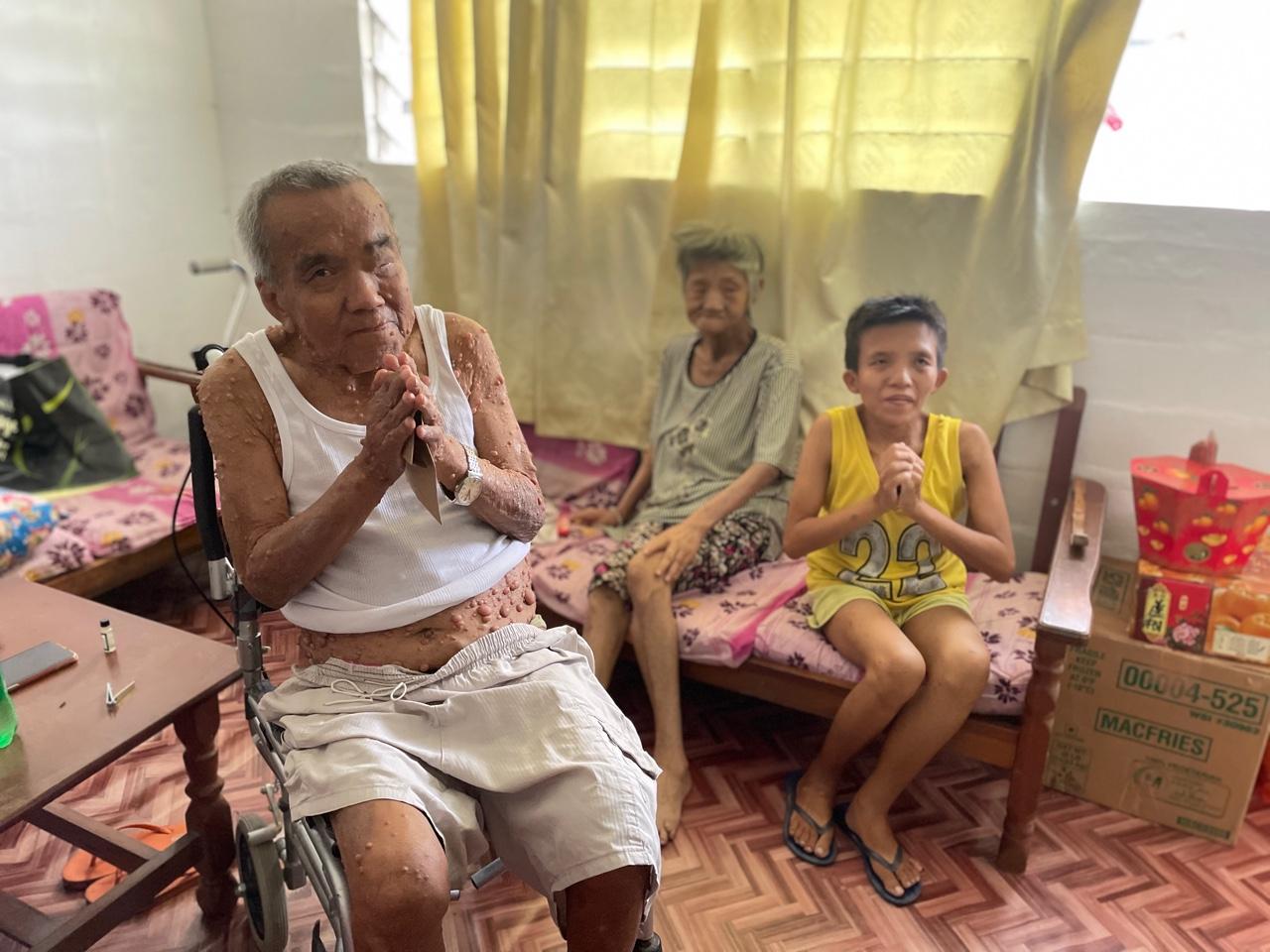 Tan Mei Ching (kanan) bersama kedua ibu bapanya Tan Heng Eong Chang Ted Nyuk menyambut Tahun Baru Cina secara bersederhana.