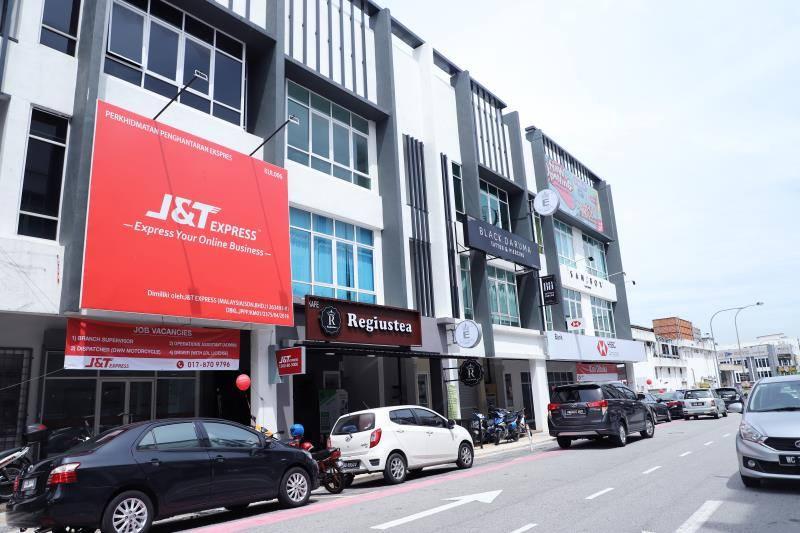 Pekerja juga tidak berpuas hati dengan pemberian bonus berdasarkan prestasi dan perubahan struktur bayaran komisen secara unilateral. Gambar: Facebook