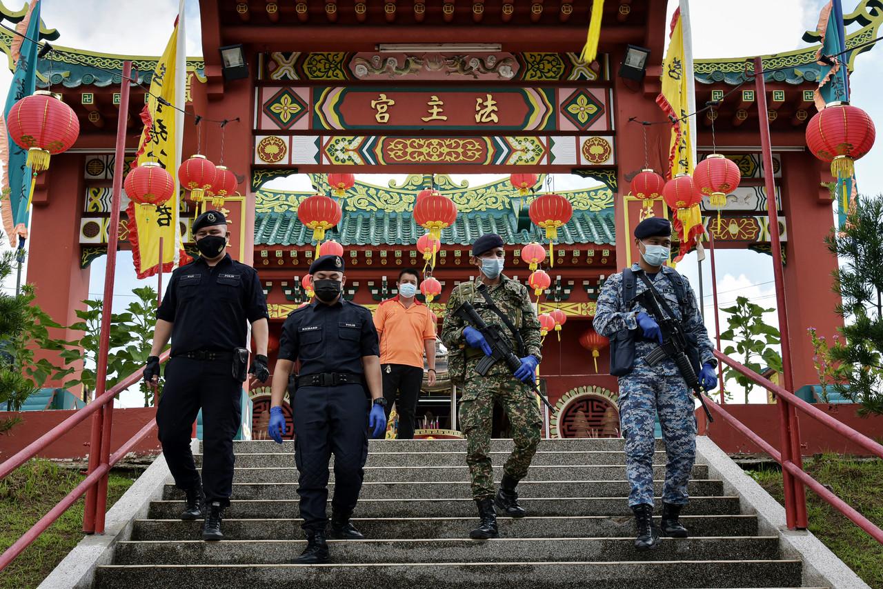 Anggota polis dan tentera melakukan tinjauan serta pemantauan keselamatan dan pematuhan prosedur operasi standard (SOP) upacara keagamaan di Tokong Huat Choo Kung sempena sambutan Tahun Baharu Cina semalam. Gambar: Bernama