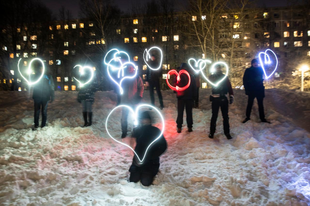 People draw hearts with their mobile phone flashlights in support of jailed opposition leader Alexei Navalny and his wife Yulia Navalnaya in Moscow, Russia, Feb 14. Photo: AP