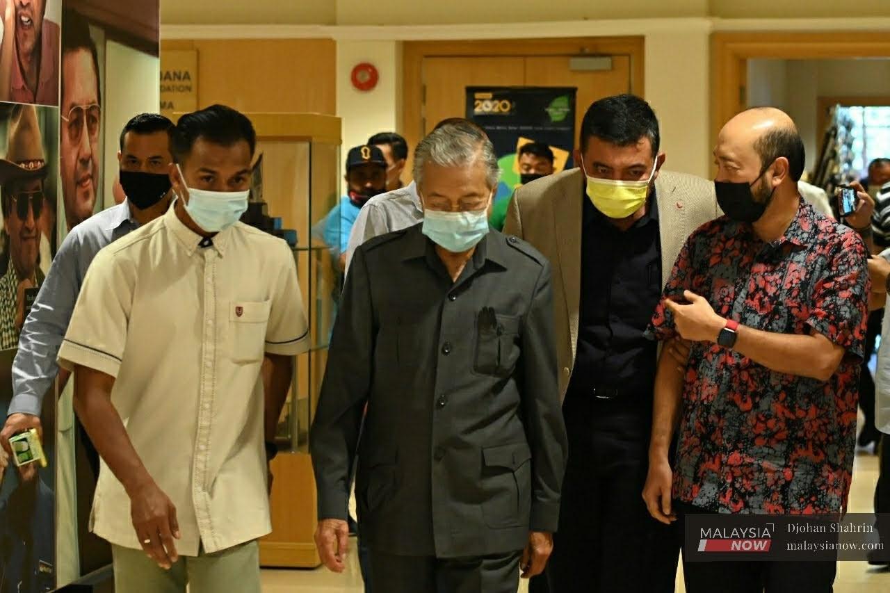 Bekas perdana menteri Mahathir Mohamad dan anaknya Mukhriz.