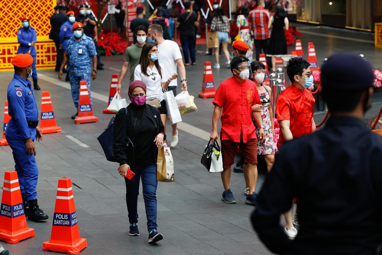 Warga Malaysia berdepan . Gambar: Bernama