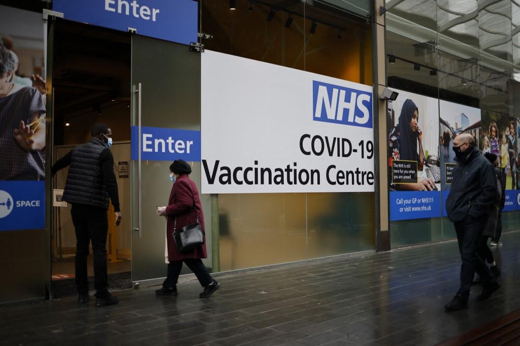 Salah satu pusat vaksinasi di London terletak di pusat beli-belah  Westfield Stratford City. Gambar: AFP