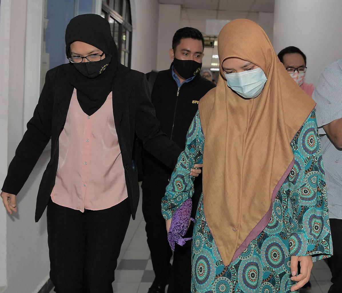 Penolong pegawai hal ehwal Islam Jabatan Agama Islam Negeri Johor (JAINJ) Nurul Hazlin Hashim, 37, (kanan) mengaku tidak bersalah di Mahkamah Sesyen hari ini, atas tiga pertuduhan menerima suapan wang berjumlah RM26,800 antara Oktober hingga November dua tahun lalu. Gambar: Bernama