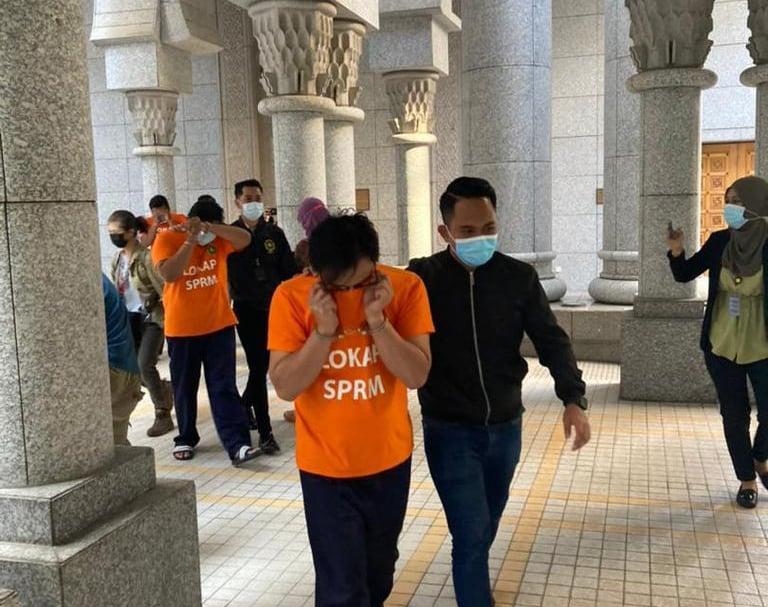 Ketujuh-tujuh yang terlibat berusia di antara 30 hingga 39 tahun.