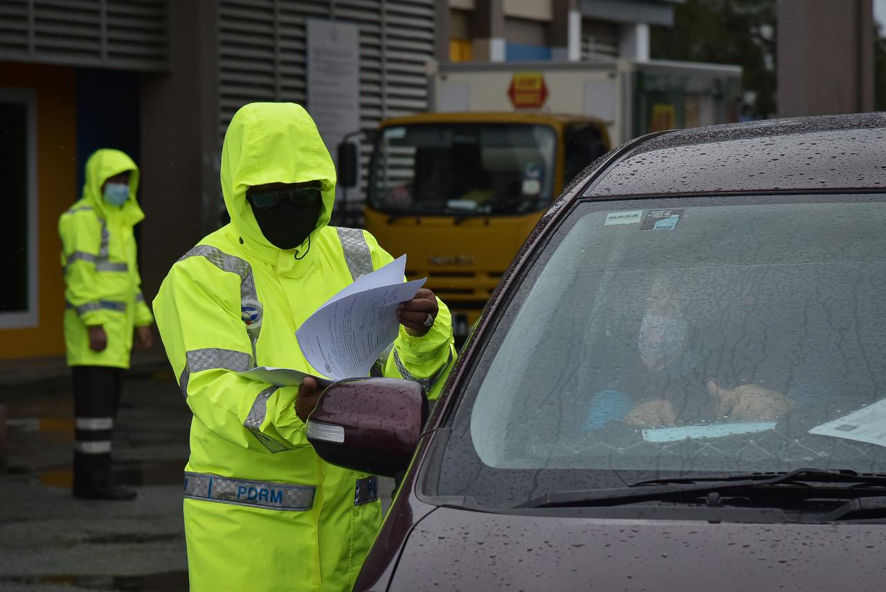 Rentas daerah dibenarkan namun rentas negeri masih tidak dibenarkan. Gambar: Bernama